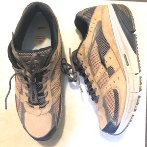 AVÍA9997 brown walking shoes
